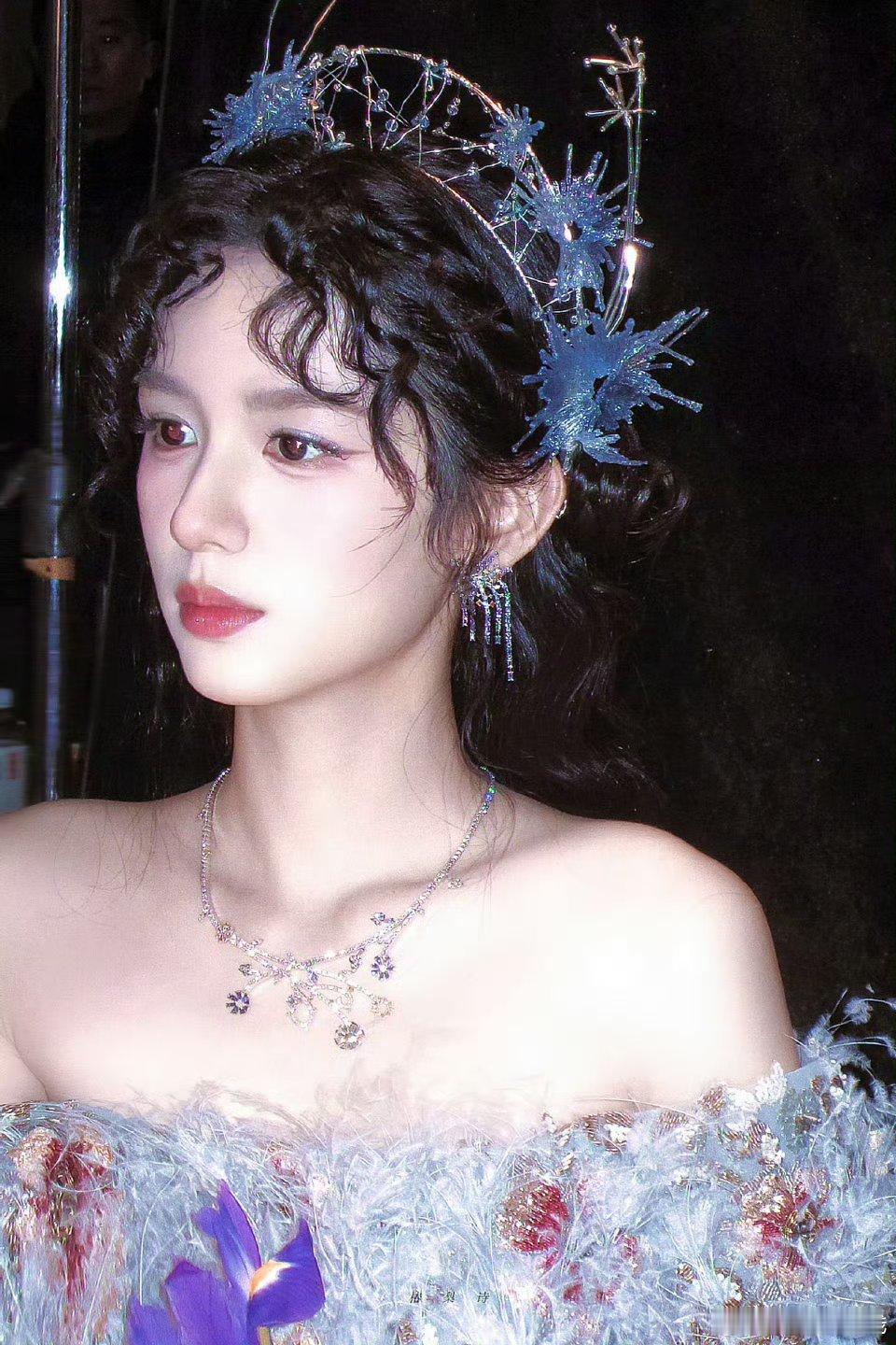 周也神女造型太绝啦～蓝色羽毛裙灵动飘逸🌿，好适合蓝色的也子