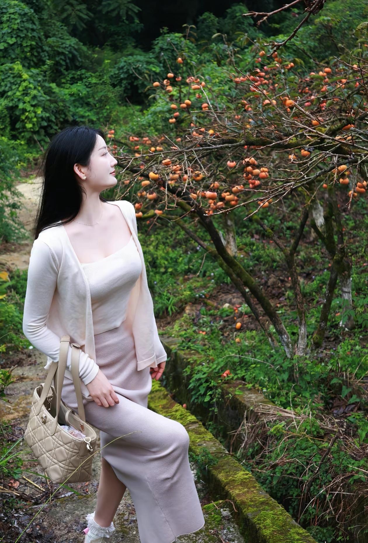 冬日生活打卡季秋日漫步，红果相伴，优雅与自然的完美融合。