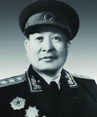 1947年，钟期光去开会，路上被华野6纵1个排长带人打伤，不久，排长被押到钟期光