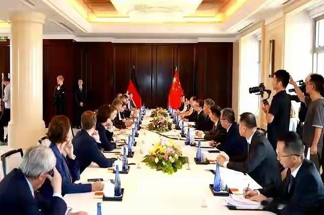 黄仁勋的对华算盘：利益裹着的“理性”呐喊吉隆坡会晤释放的双边关系缓和信号，