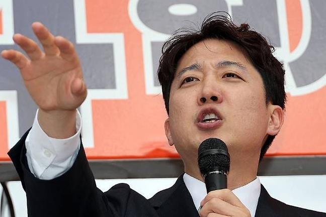 在韩国政坛，一直有不少政客习惯性靠煽动民粹、制造对立博取热度、拉拢选票，尤其是炒