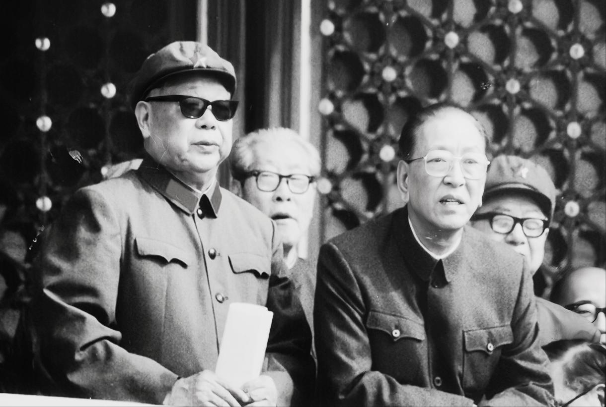 这是华国锋非常倚重的两位将军。左边是开国上将陈锡联，在粉碎四人帮的关键时刻，陈锡