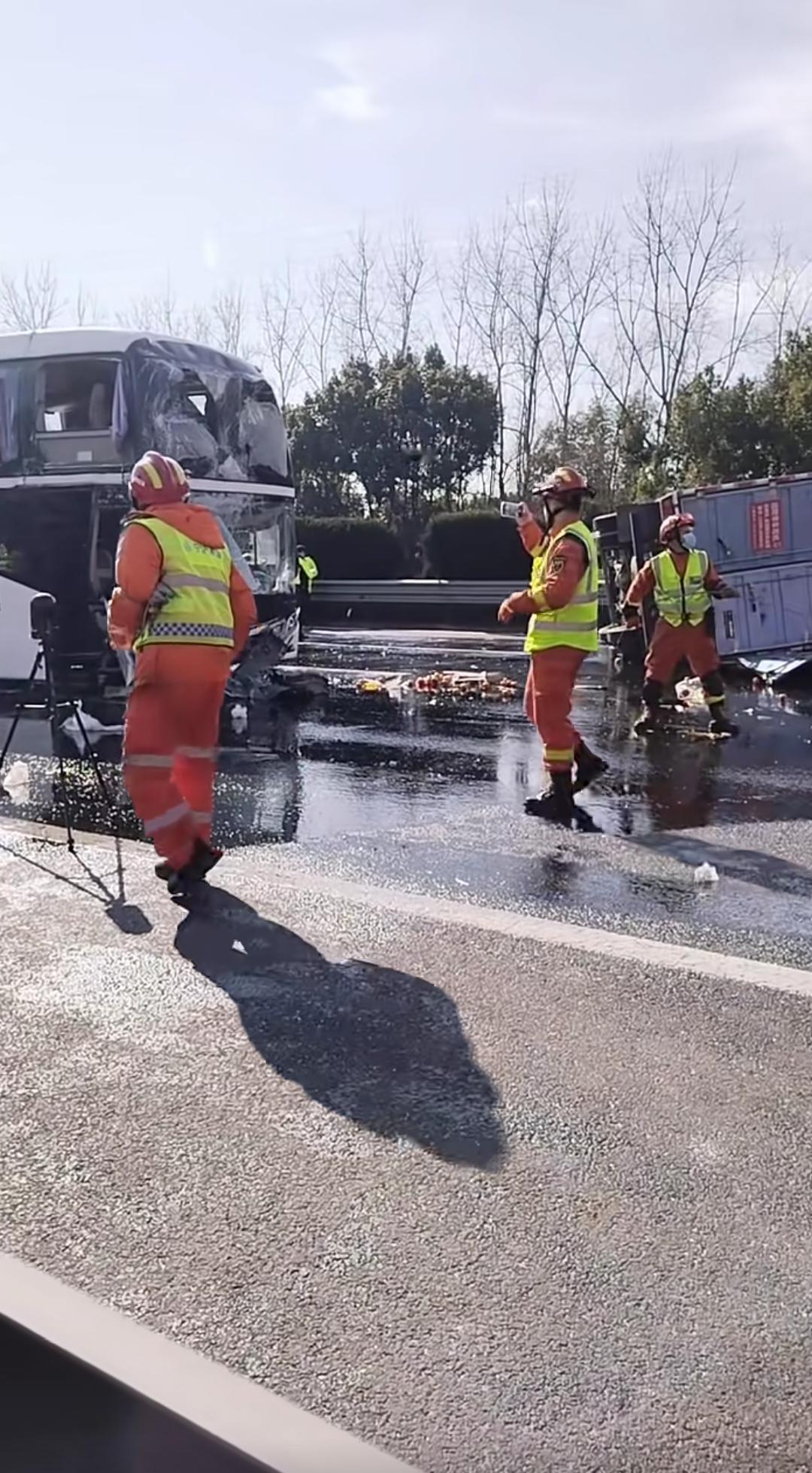 沪蓉高速常州段一辆食用油车辆侧翻，原来用于吸附的材料是锯末！2月9日，沪蓉高