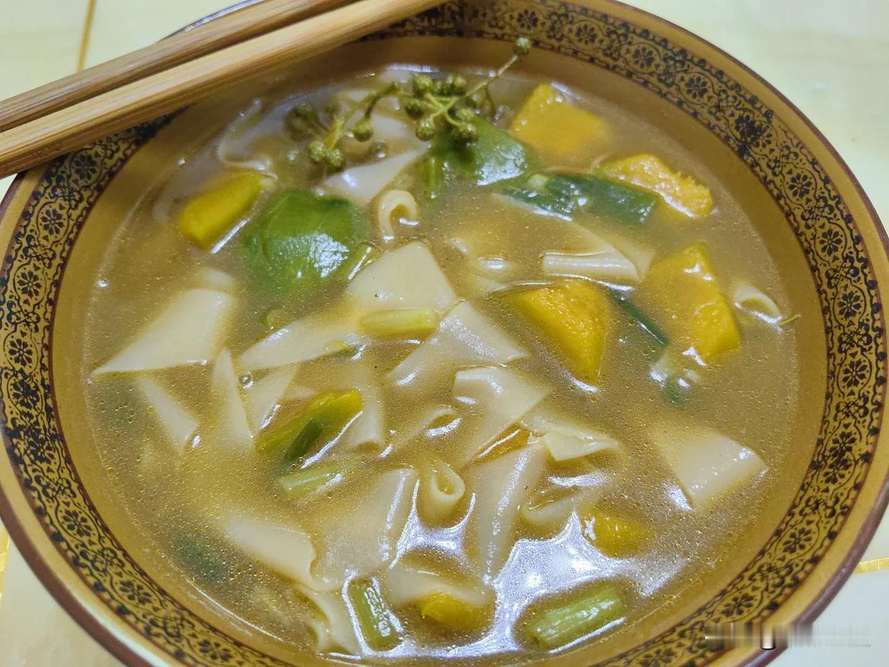 南瓜面，味道杠杠滴！面鲜麻爽口，南瓜面糯香甜。这个家常小吃可能也就八百里秦川关