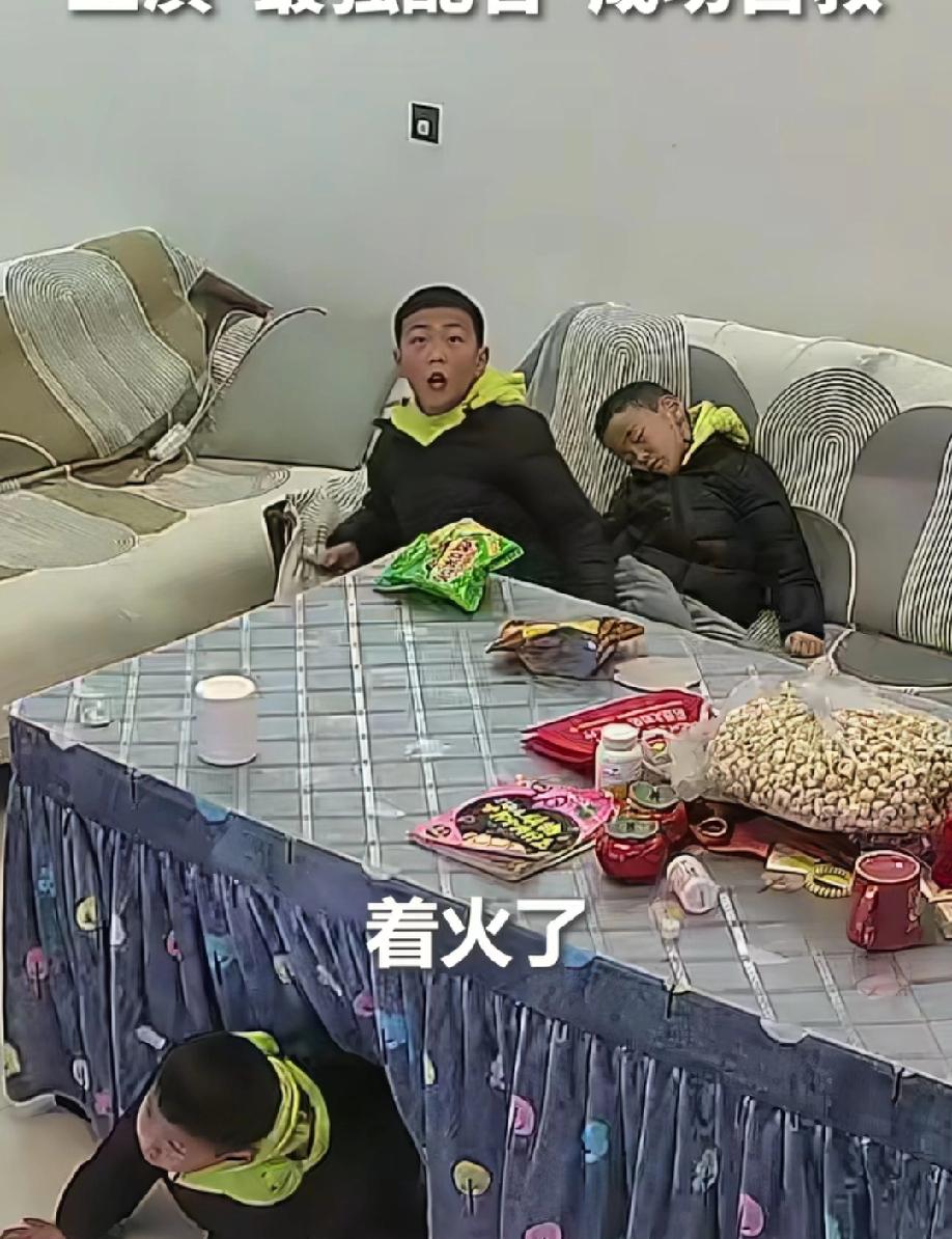 火到人民日报了！云南三个小孩遇到火情，冷静处理，这份操作让大人们都自愧不如！