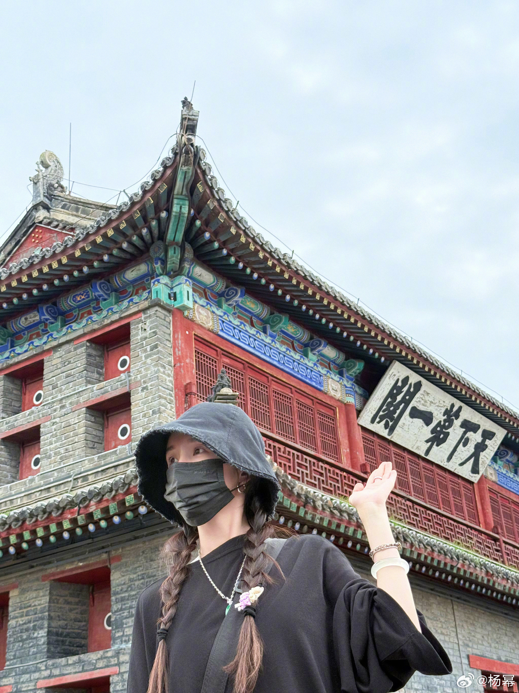 杨幂十月长假去游玩了！大幂幂跟普通人一样拍照打卡呢🤩🤩🤩​​
