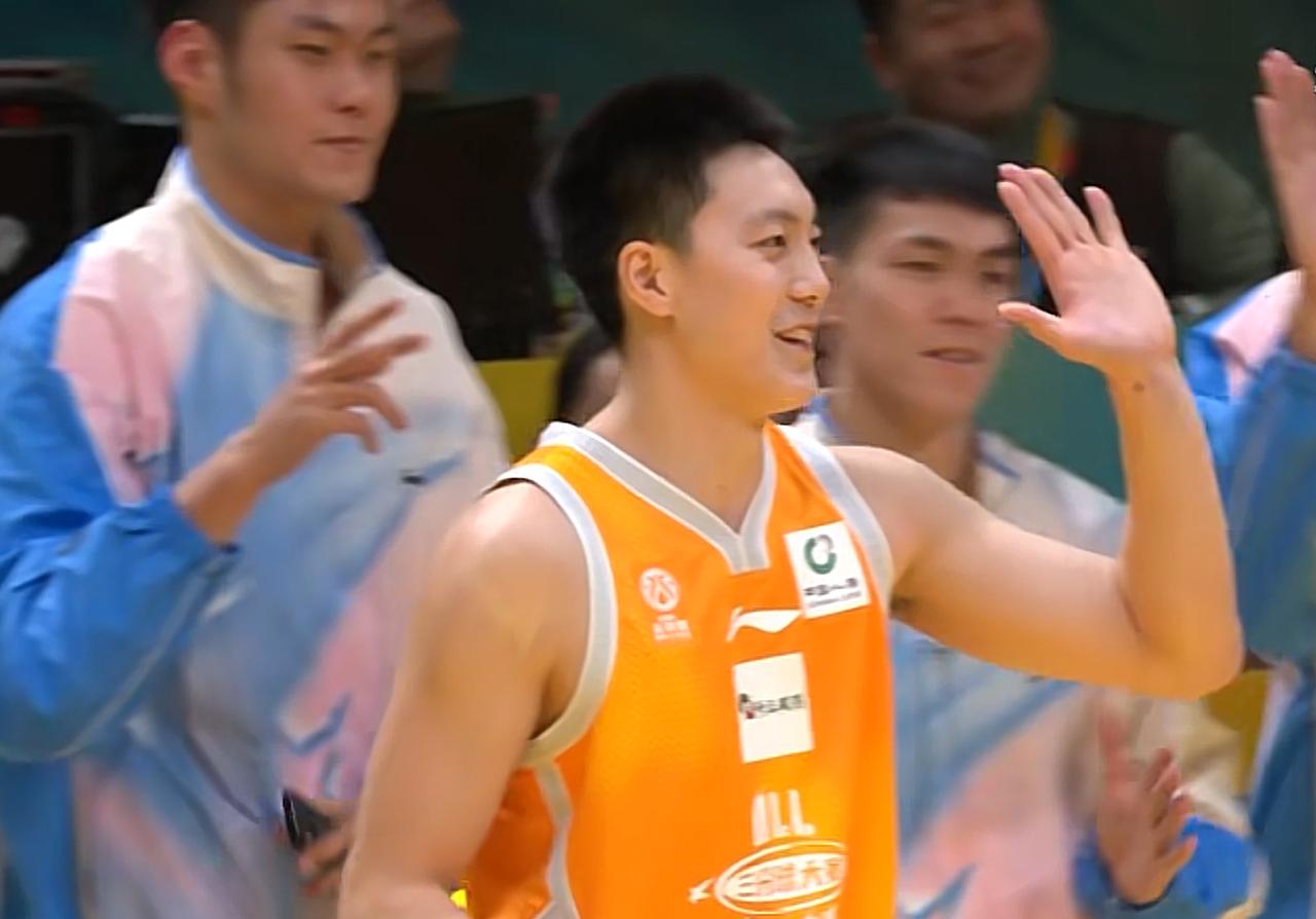 恭喜胡明轩！比肩广东队名宿朱芳雨CBA全明星赛，目前，技巧比赛已经结束，姜贺以