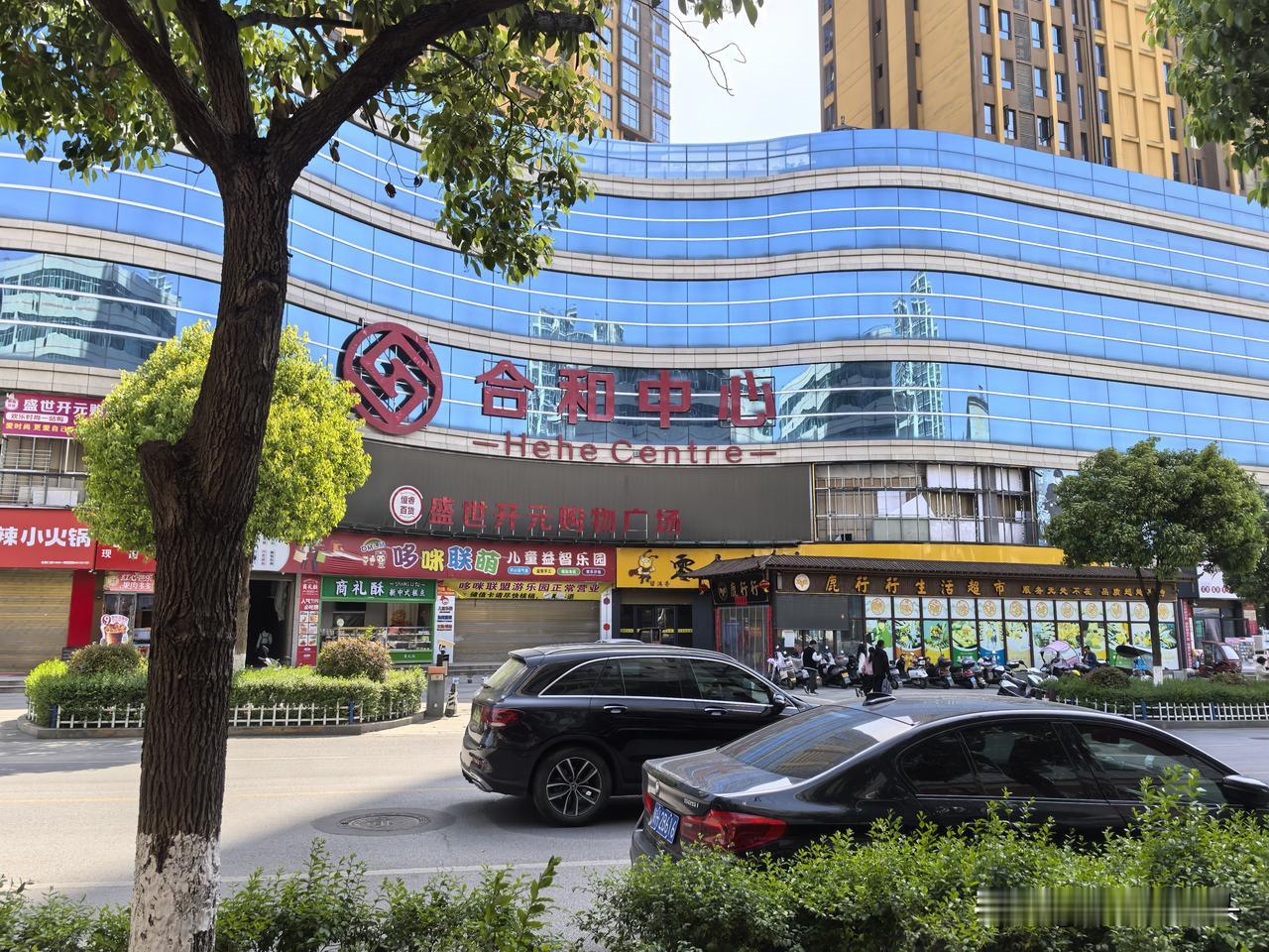 这个县城很独特。首先就是县城离山很近，县城的街道不平，象半坡，象丘陵，走在这里的