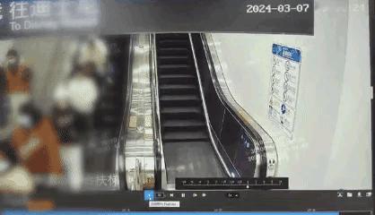 上海。男子在地铁站乘扶梯上行，女子从其左侧快速通行，撞在男子左臂致其手机掉落，