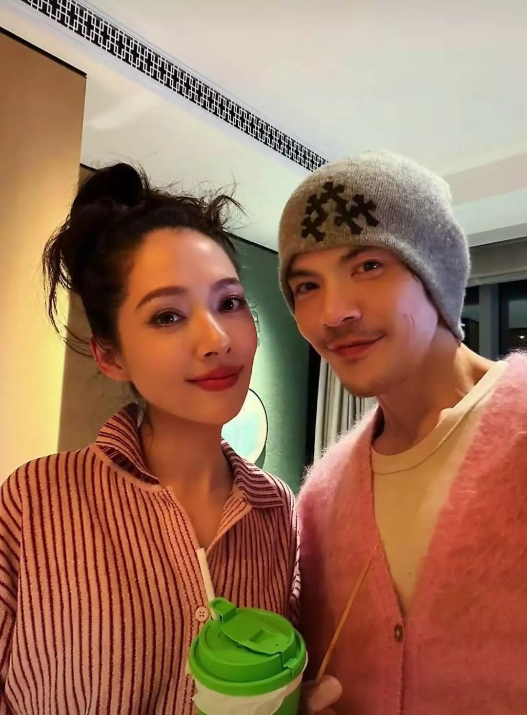 近日，郭碧婷忙于工作，获老公向佐探班，夫妻俩好恩爱啊。第三张图，是向佐刚到现