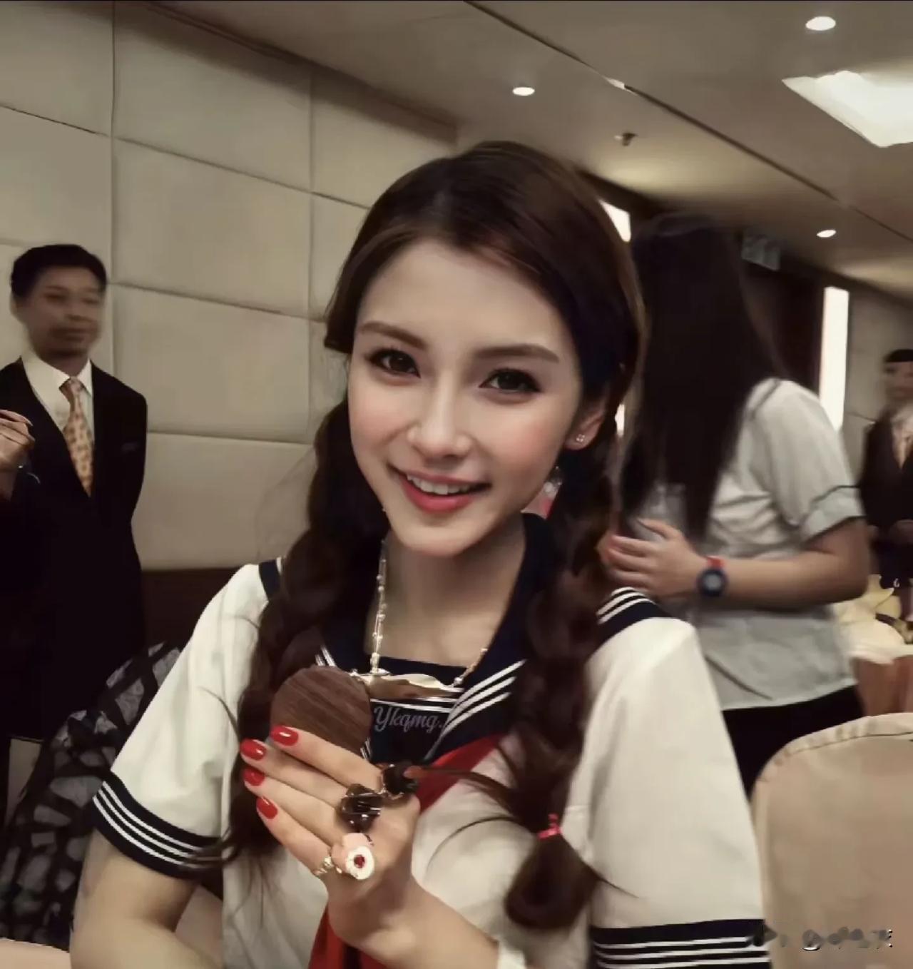 杨颖是真的回来不了内娱了吗？有网友说，杨颖是被软封杀了，记得她当初去看Lisa那
