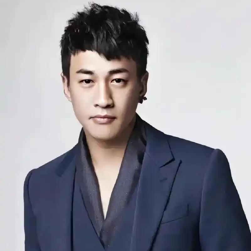 演员何润东说：“好几年前，我决定发一个专辑，但MV女主角迟迟找不到合适的人选，最