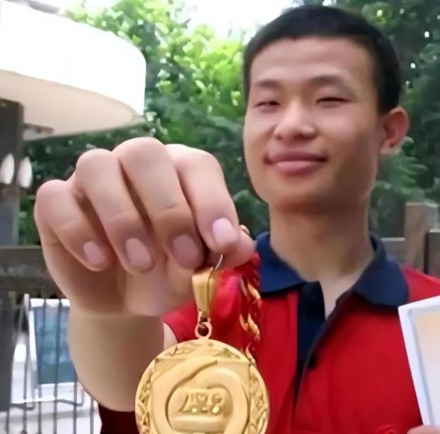 500多名全球顶尖选手，6道地狱级大题，全世界只有3个人拿到满分。其中一