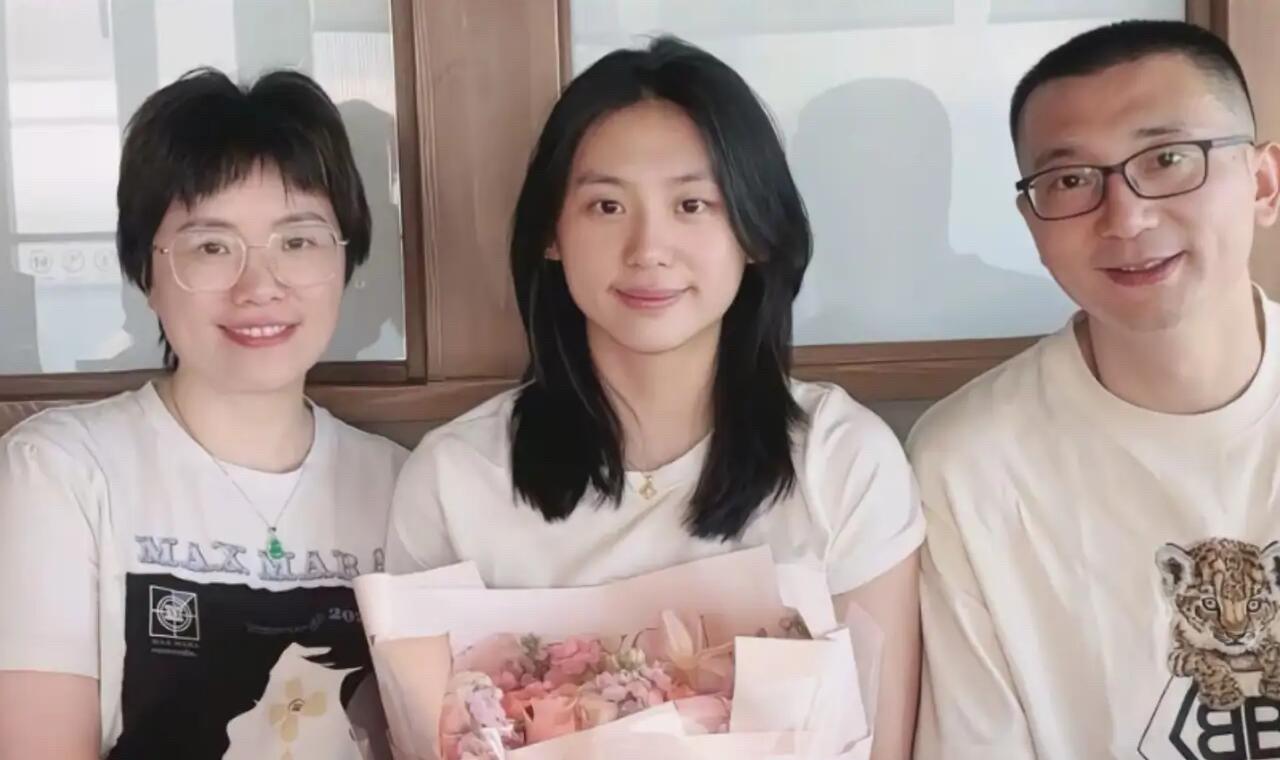 乒乓球运动员陈熠和爸爸妈妈的一张合影，画面太温馨了。一家三口都是高颜值的，素颜的
