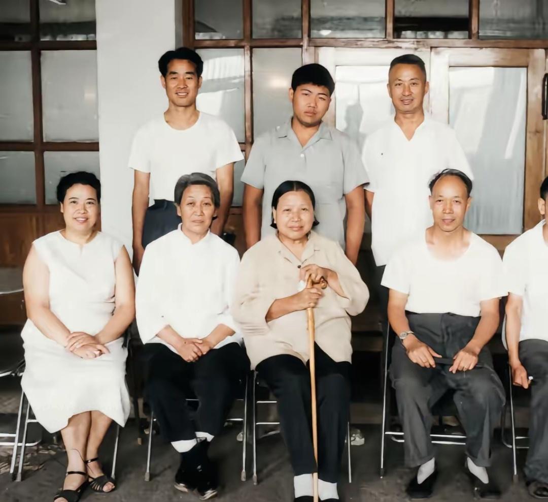 毛主席的亲家张文秋，带着孩子们前来祭拜丈夫刘谦初，是曾经的战友也是夫妻。1