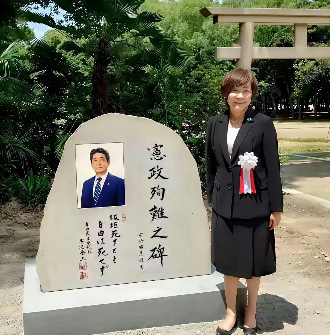 安倍遗孀笑对亡夫墓碑，背后真相是啥？啥？安倍走了，他老婆