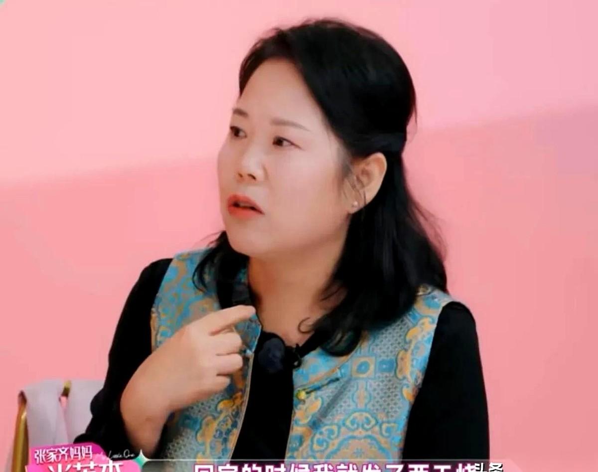 张家齐妈妈在节目里哭着倒苦水，说自己录完节目发烧两天，女儿张家齐却只回了一条“你
