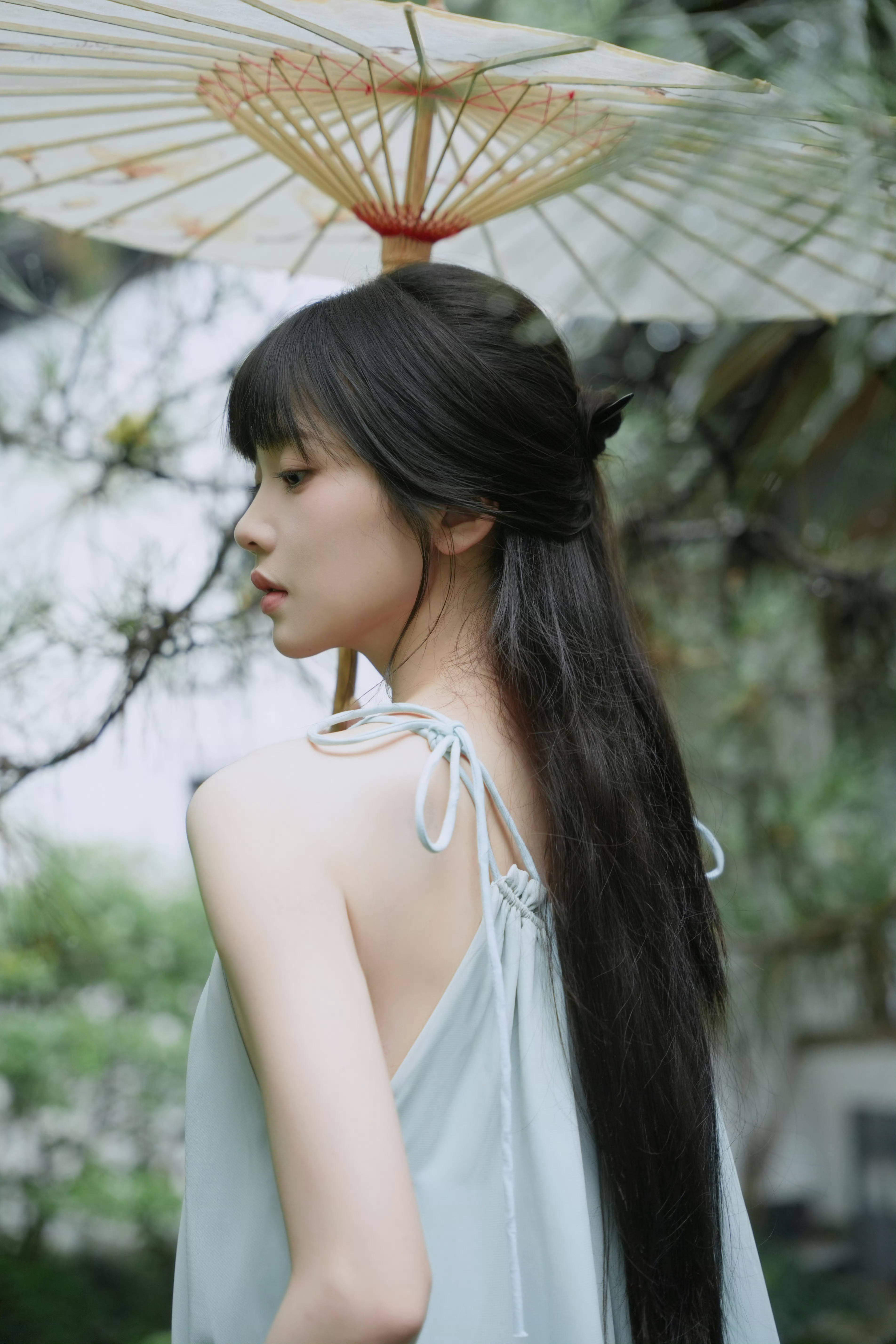 张淼怡挂脖吊带，撑伞赏荷，纯美静谧​​​