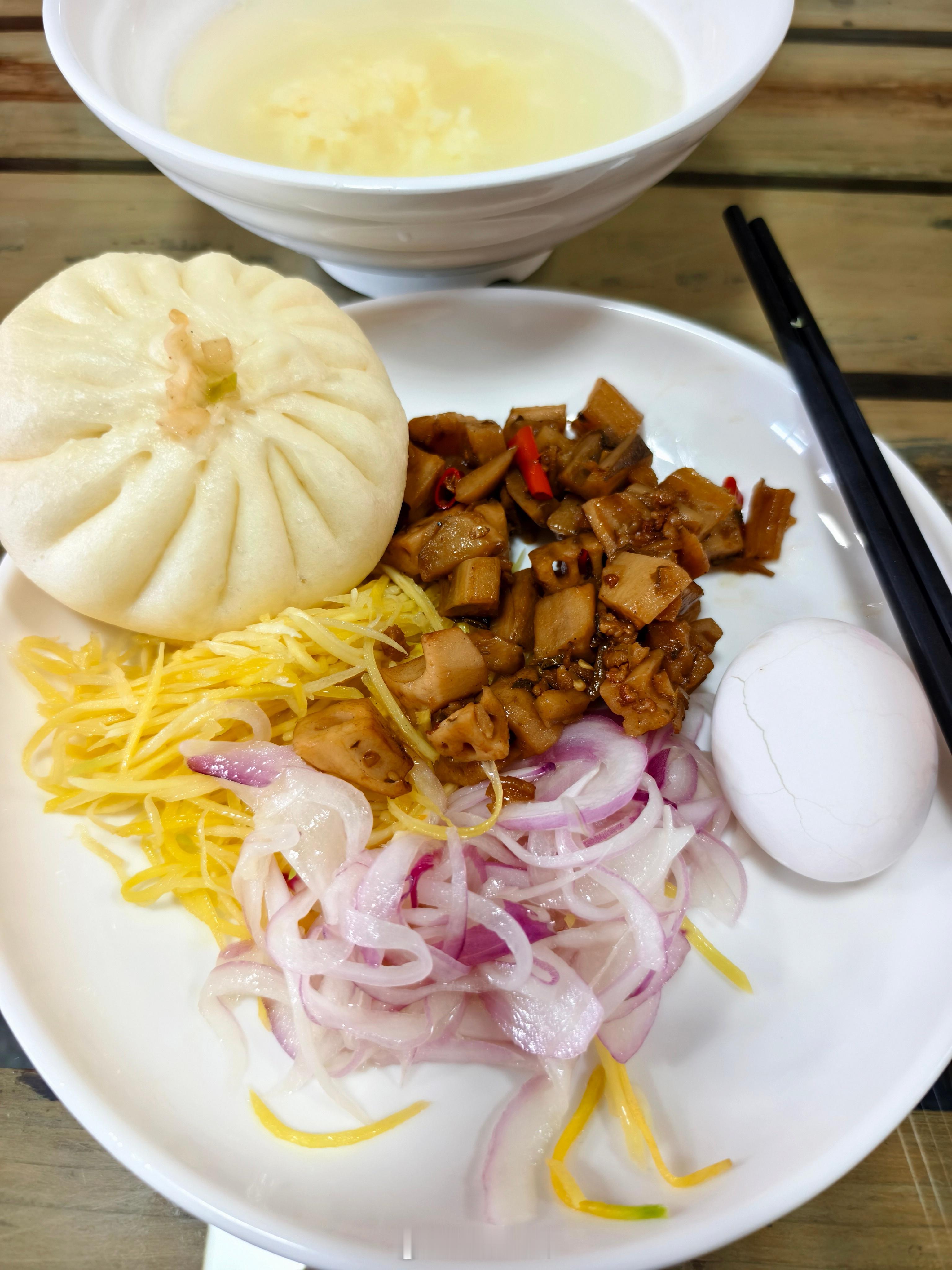 早餐已经比较固定了在食堂先吃菜喝鸡蛋汤然后老板娘打菜的时候老是从下面给我打就很咸
