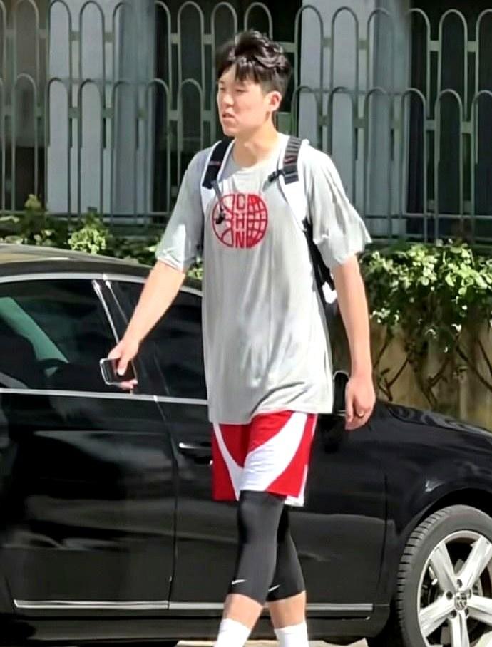 杨瀚森还是来了，NBA镀金回来，二话不说，直接进了国家队训练馆。6月10号上