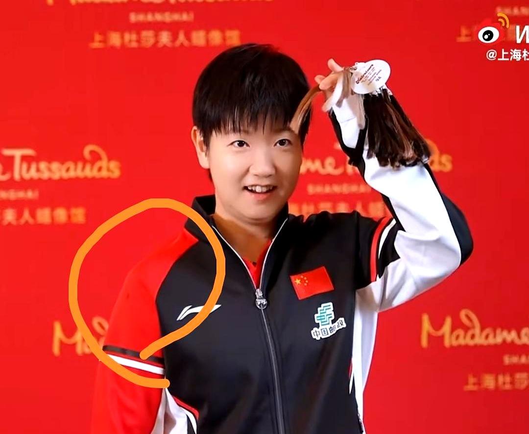 去杜莎夫人蜡像馆做蜡像这么大的事，居然有人穿着一件带污渍的“脏衣服”就去了，你敢