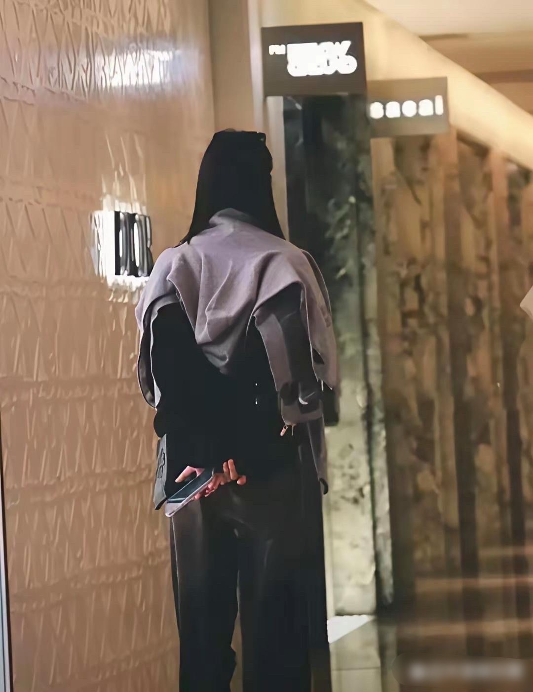 她捂着肚子进私立医院那回，连电梯扶手都攥得发白，这回真不像在镜头前演。​​​