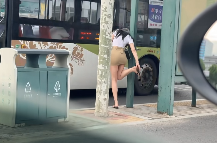 和老婆吵架了，坐公交就走了