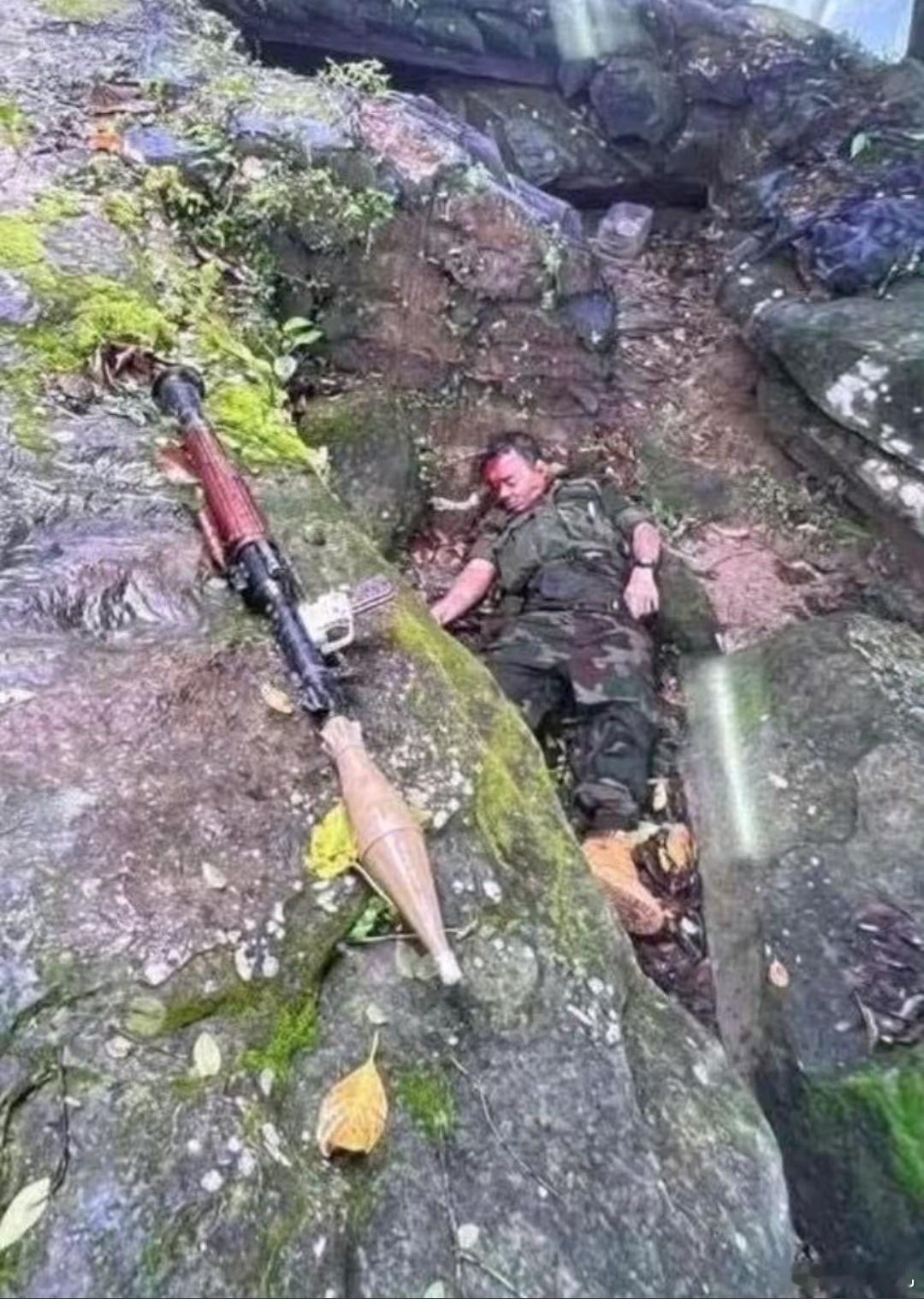 柬埔寨与泰国军队爆发冲突地点，被打死的火箭助推榴弹发射器射手。