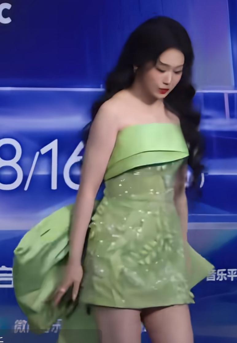 小沈阳女儿沈佳润身上有刘亦菲的影子，网友表示仔细看的话确实有点。众所周知，小