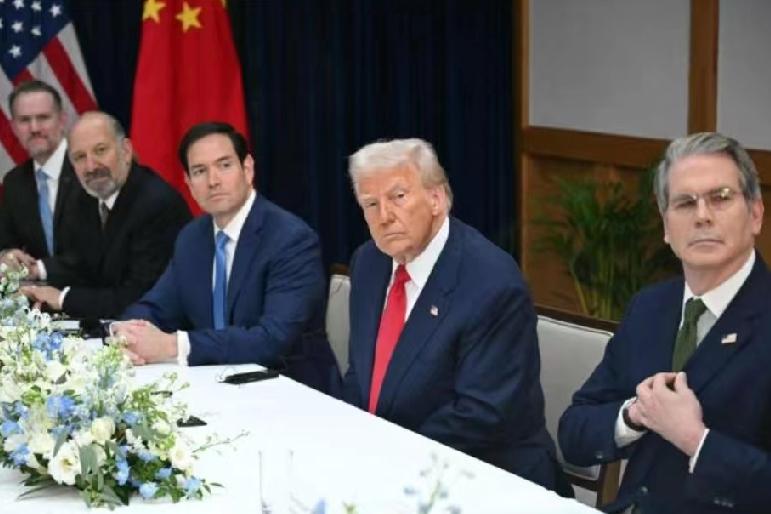 12月22日，英国《泰晤士报》报道:“白宫有官员透露，特朗普明年访华时，或将与中