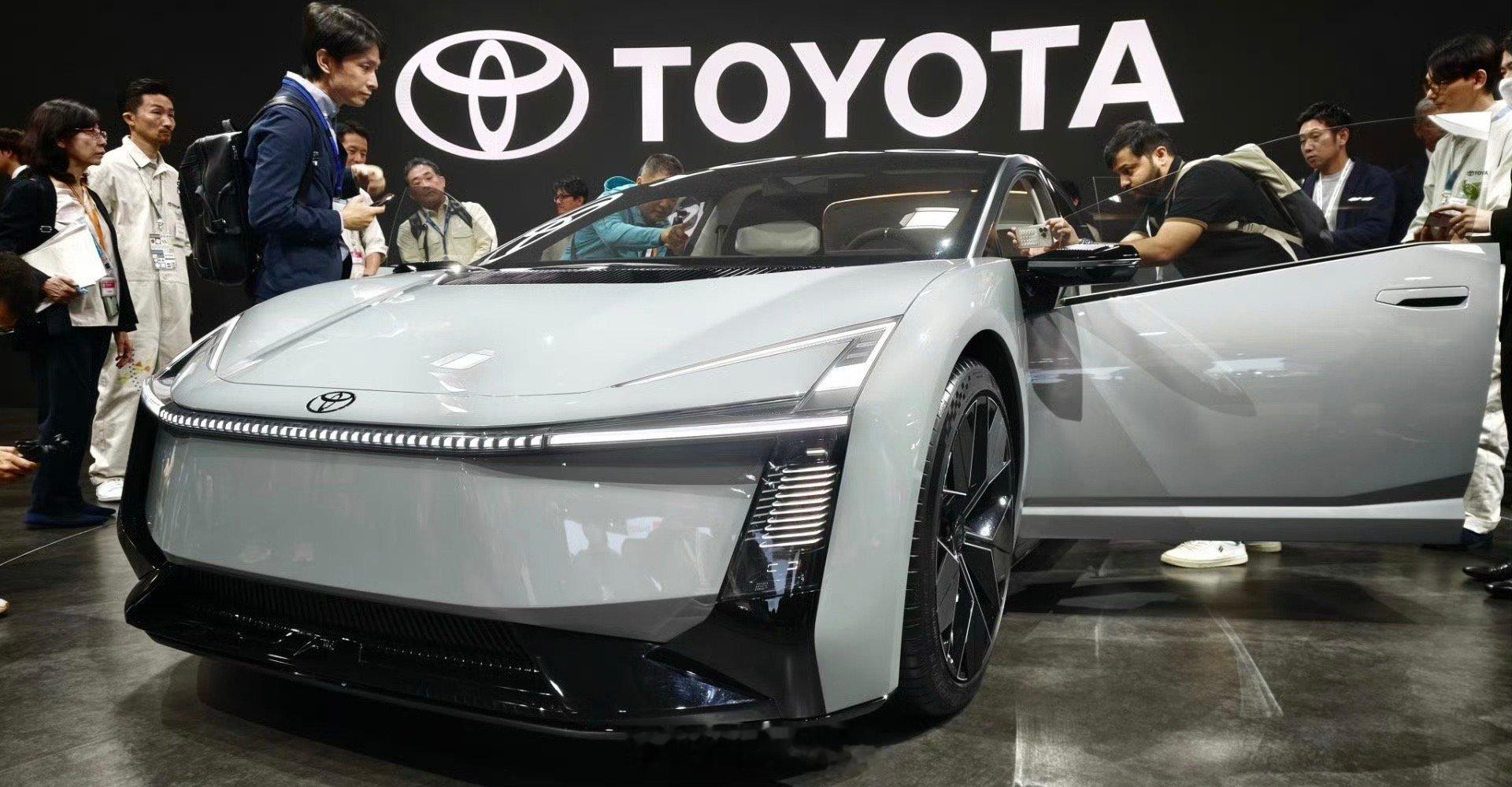 最新款卡罗拉实拍是不是觉得太前卫了那就正常因为中间那代卡罗拉国内没引进人家老美早