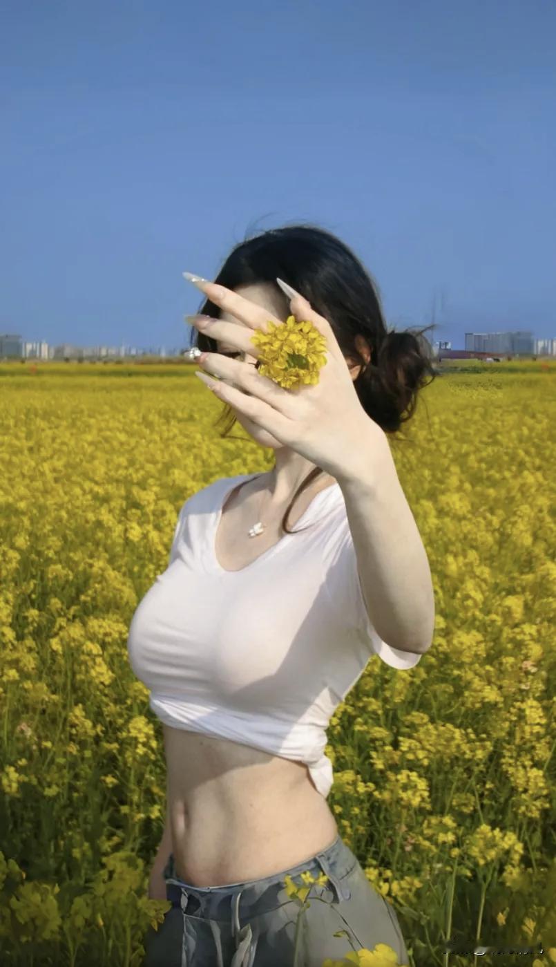 春天快到了，油菜花田就热闹起来了。记得去年路过一片花海，金灿灿的，忍不住钻进