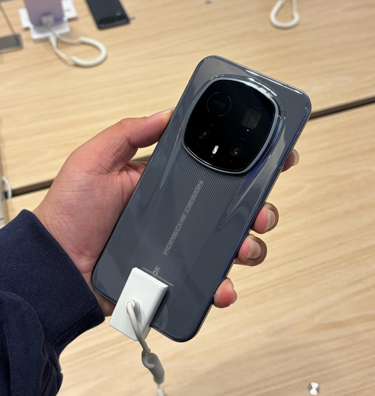 荣耀这个全新保时捷设计，我给满分，估计华为也无法超越不得不说，华为之后，荣耀