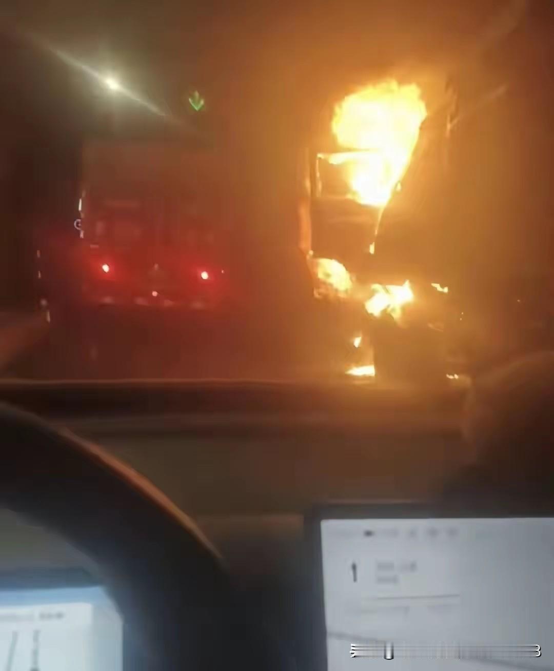 妈！我可能出不去了！”近日，山东菏泽一位小伙开车经过山西青银高速的宝塔山隧道里时