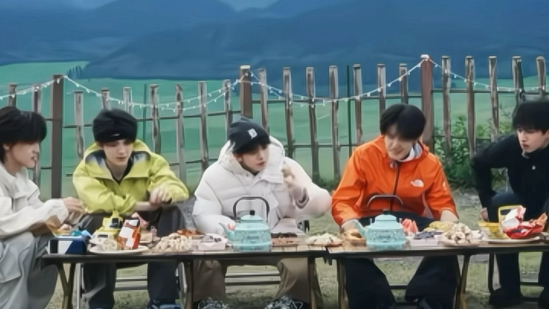又开始嗅嗅食物了，我宝宝根本没长大、、、​​​