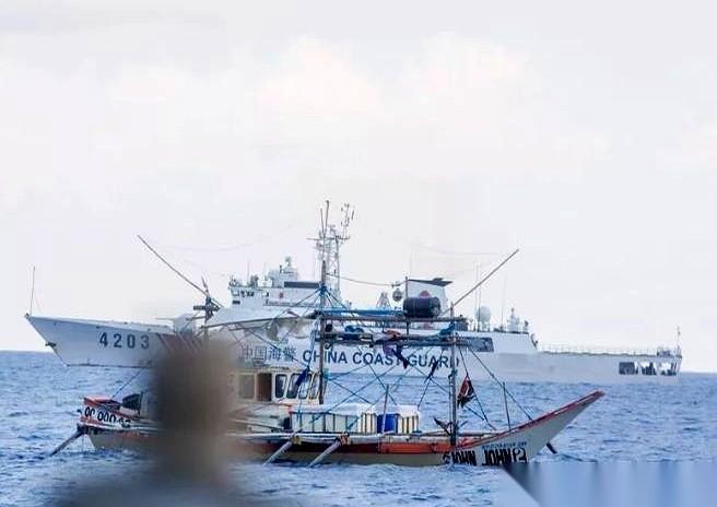 最狠的耳光，果然是自己人扇的。菲律宾自己家最大的报纸，登了篇文章，就差指着总统