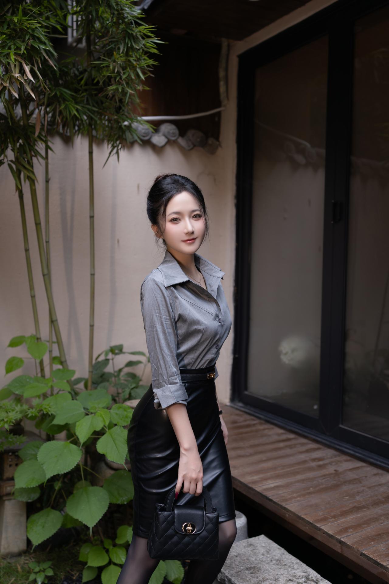 look：灰调衬衫柔中带飒，黑皮裙衬得利落又精致