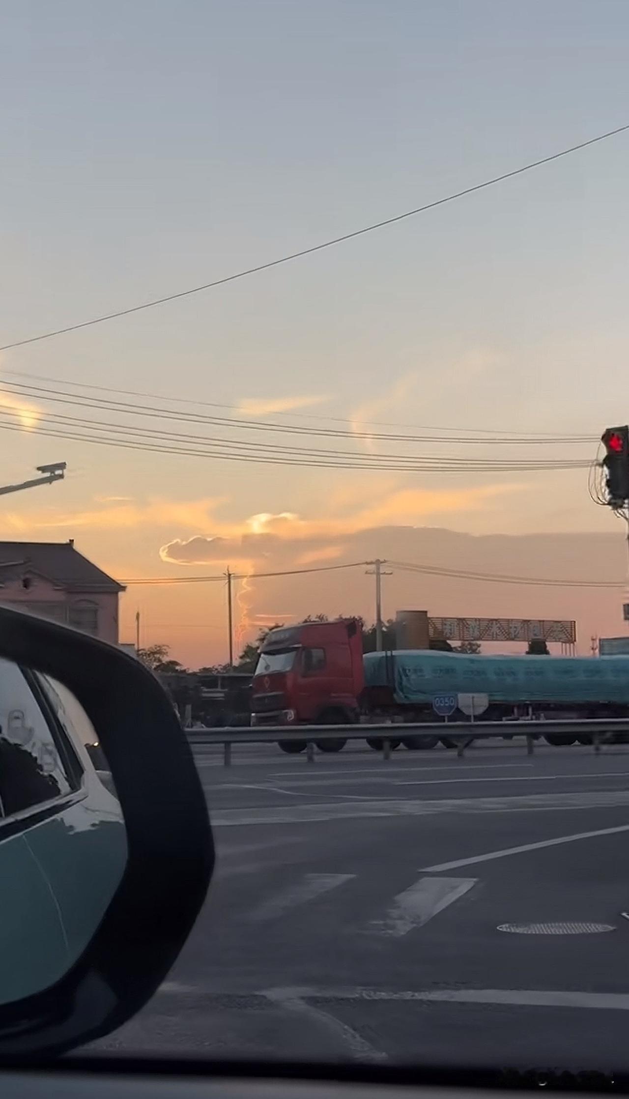 或许你会遇到一朵奇怪的云眼熟