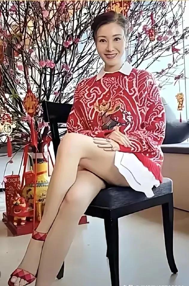 李嘉欣拍的新年照，我们非常感叹，54岁的李嘉欣还这么年轻，依然靓丽，风光无限！