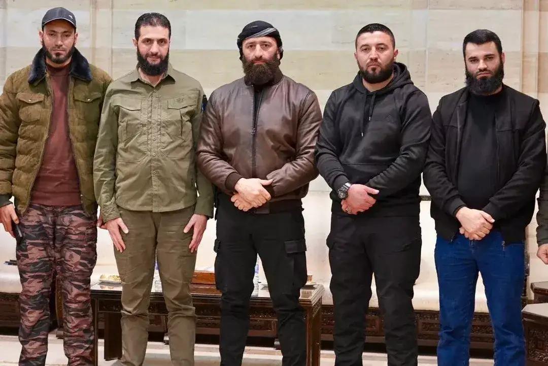 朱拉尼是亲自砍人头的伊拉克基地分子出身，还当过叙利亚基地头子，血债累累。可是他