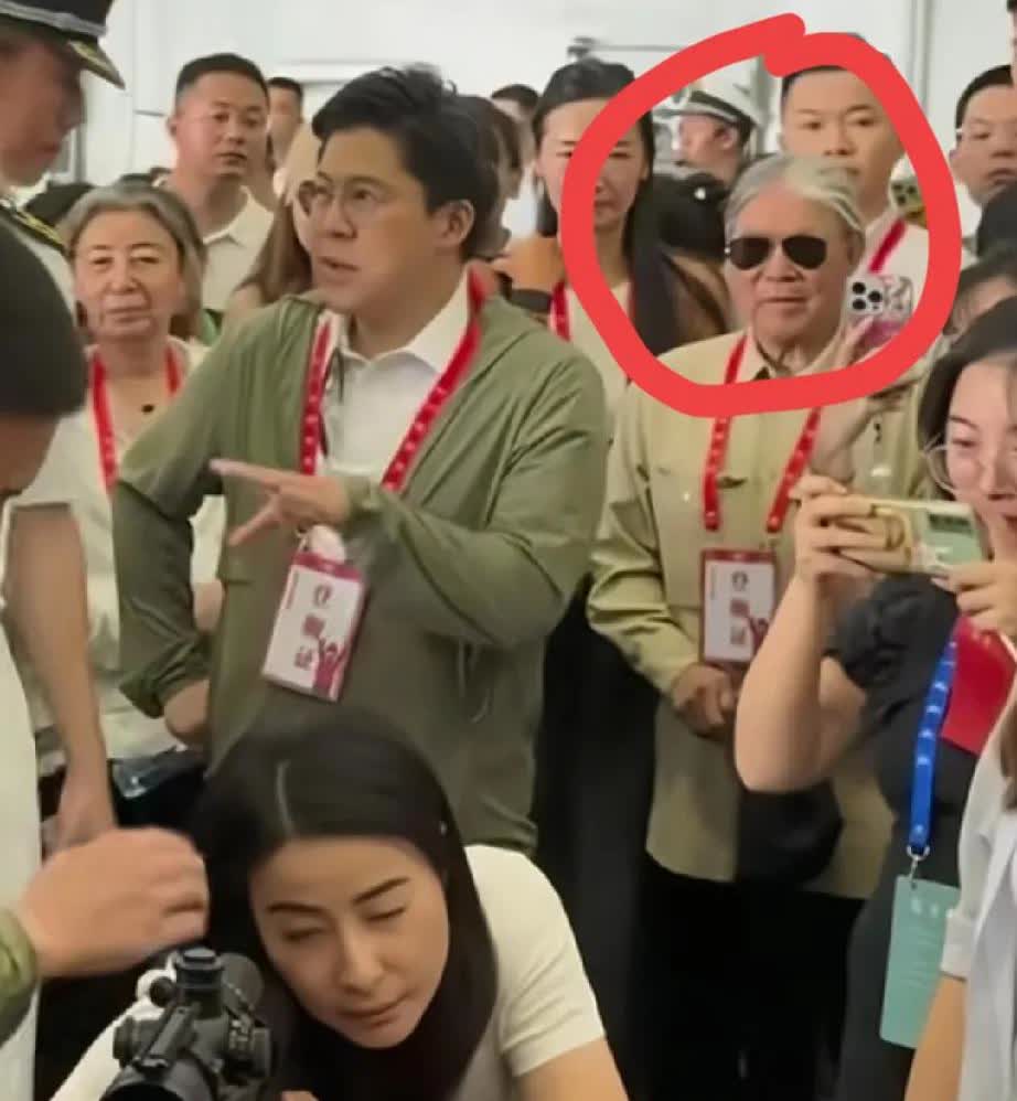 你们发现没有？这次参观山东舰的现场霍老爷子一个长辈竟然站在后面，风头完全