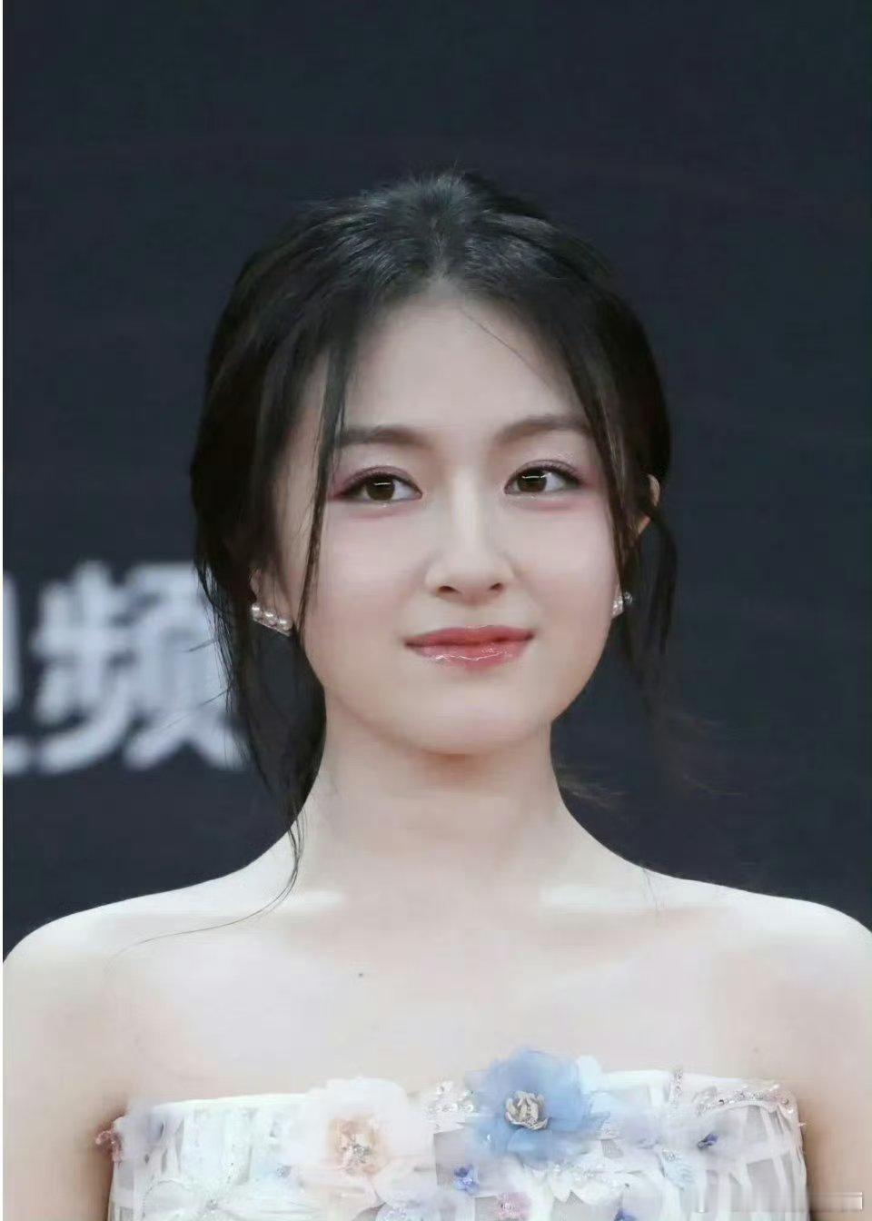 一直以为李兰迪脸大，看了和路人合影才知道，脸是这么小啊！女明星还是太伟大了​​