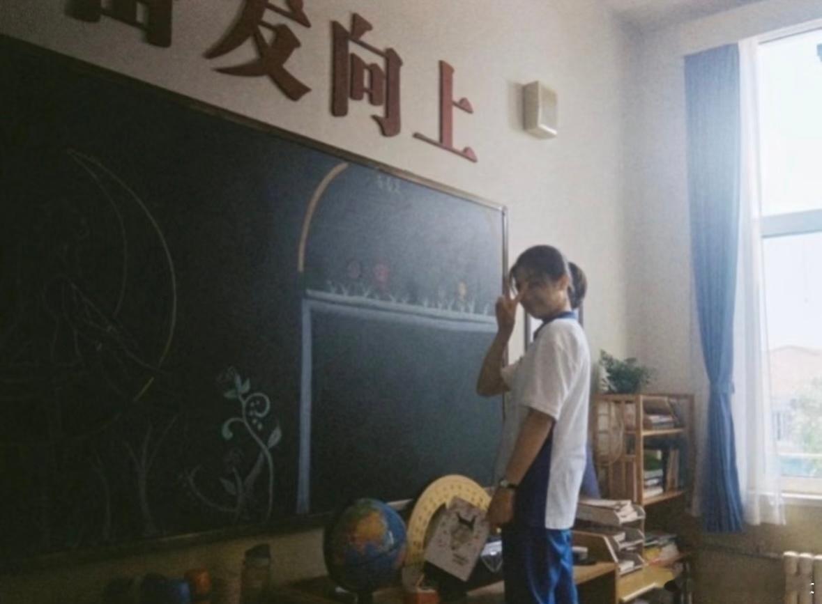 李兰迪校服妆造梦回余周周成为你是我少女时代的英雄主义新发的这组胶片写真瞬间让人