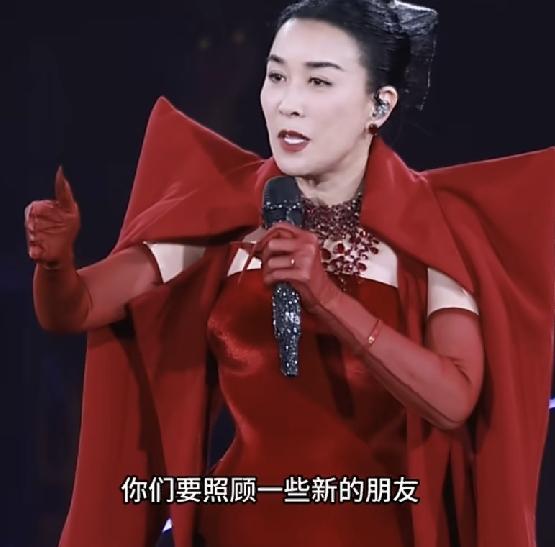 那英演唱会来了好多人哦，王菲都大大方方露面了，真是头一回啊！那英的演唱会王菲和