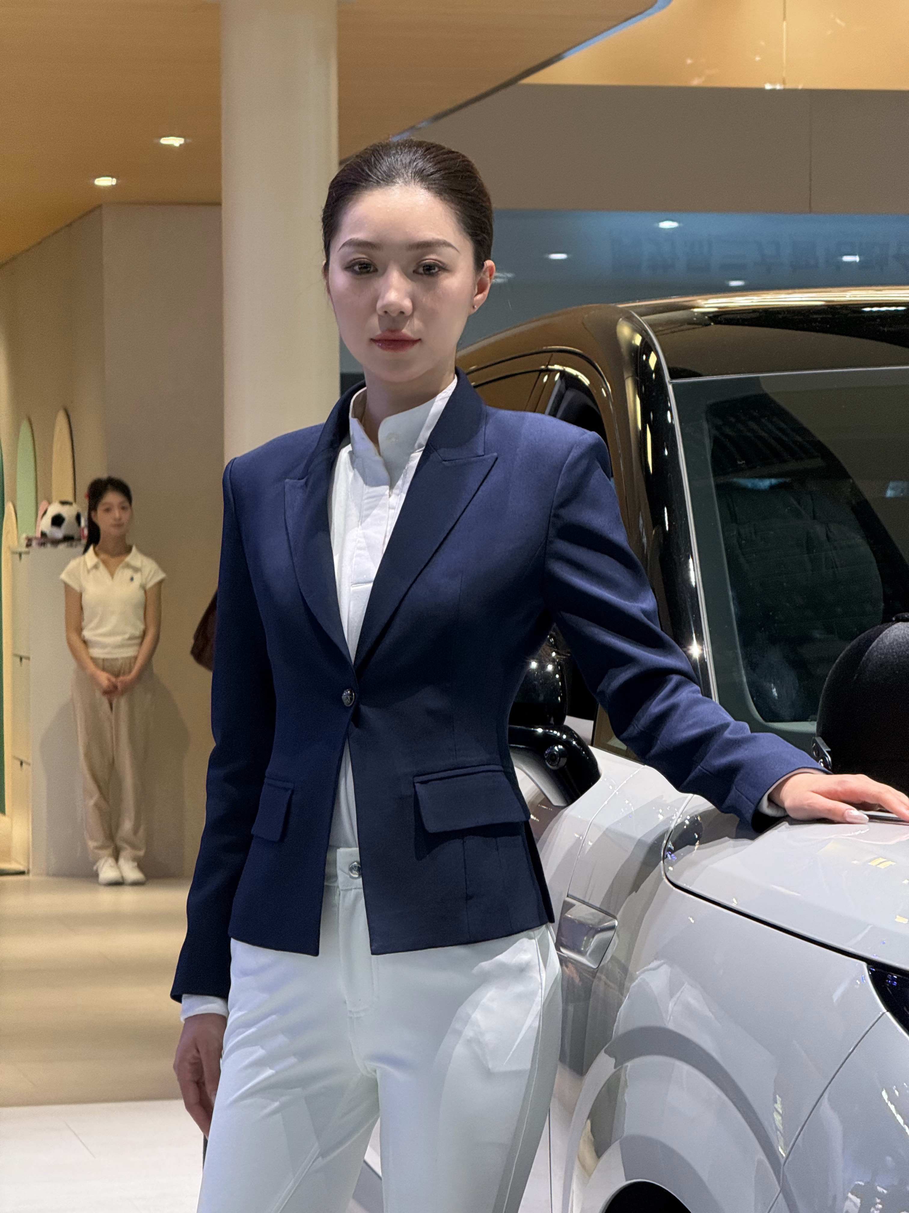 多看看腾势展台的美女模特舒服多了。