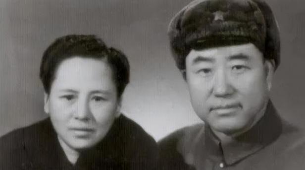 1950年11月，36军军长刘万春接到通知到北京参加会议，可是刚下车，就看到几名