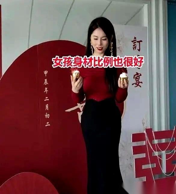 就因为一个耳环，一群人差点把人家姑娘的订婚宴给掀了。他们拿着放大镜看，说那耳环