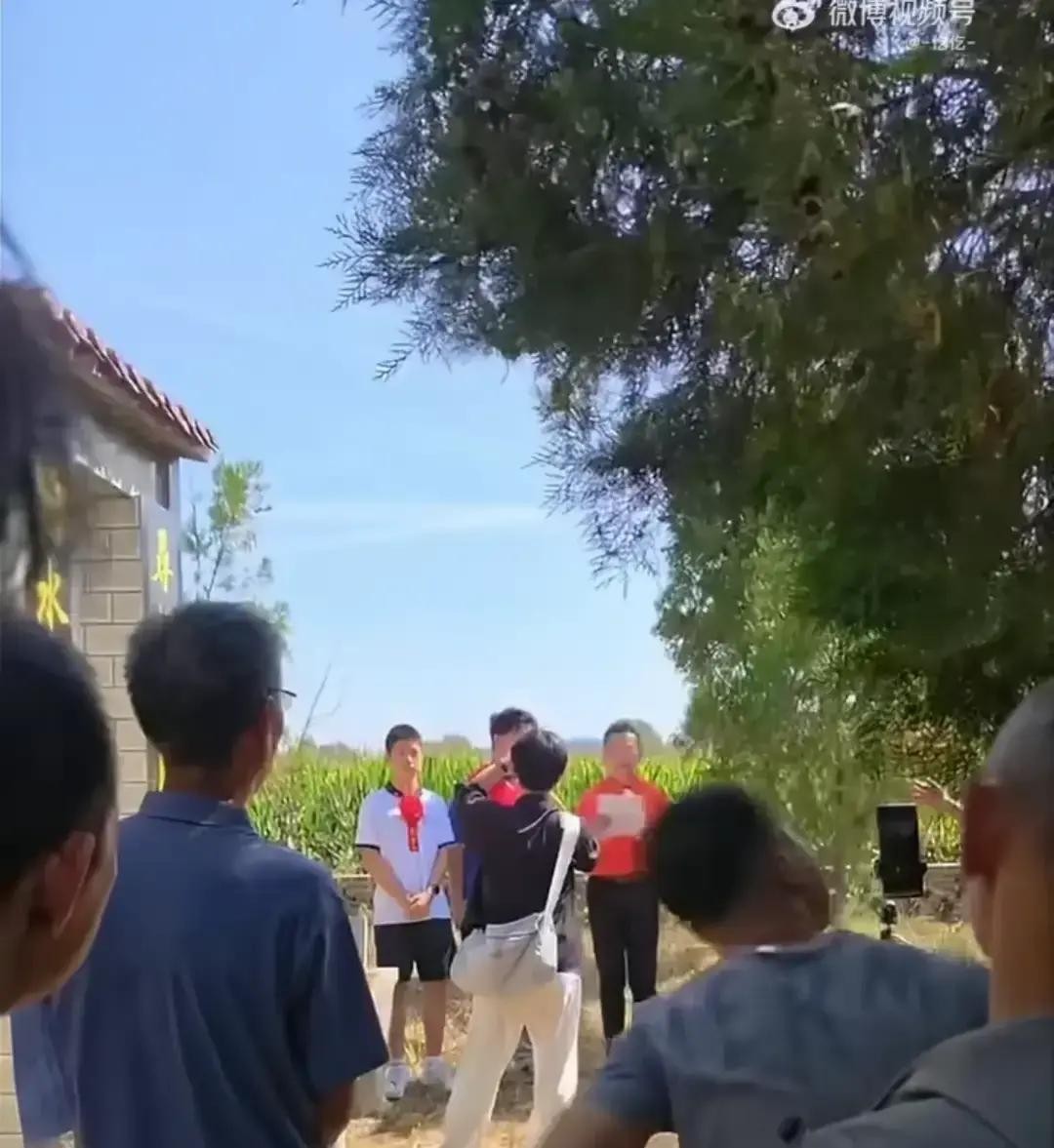 72岁的寇振海举着一块写着“光宗耀祖、金榜题名”的大牌匾，在河北老家敲锣打鼓地搞祭祖，阵仗大得吓人不