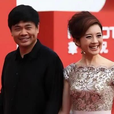 🐒2004年，亿万富翁丁健对妻子说道：“给你一个亿，我们离婚吧，我爱上别人了。