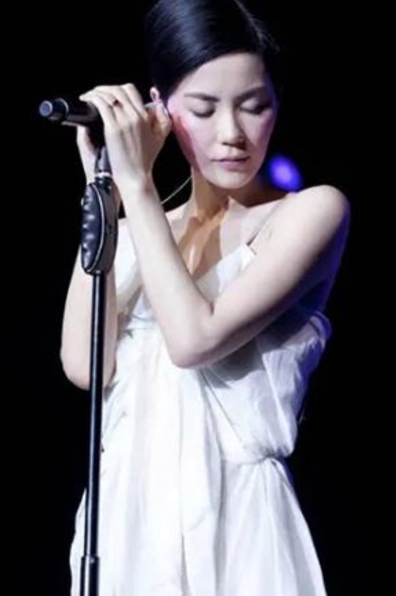 当年“天后”王菲举办演唱会，一张前排门票被炒到100000元。王思聪知道后表达不